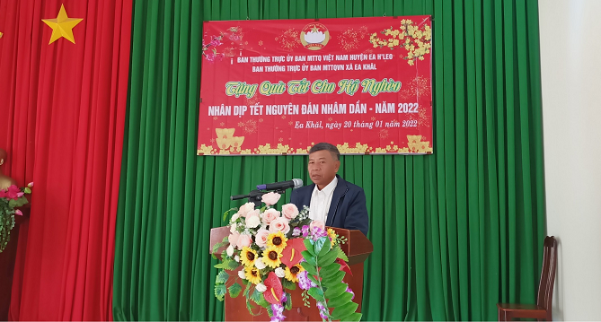 Ủy ban Mặt trận Tổ quốc Việt Nam huyện tặng quà cho các hộ nghèo xã Ea Khăl